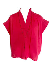 Load image into Gallery viewer, Fuchsia Blouse Top Cecilia van de Moment Amsterdam Collectie is een top met een V-hals en een kapmouw in een fuchsia kleur. Deze katoenen blouse top heeft subtiele plooitjes en valt ruim.