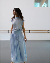 Load image into Gallery viewer, Lichtblauwe Rok Ajenne van de Moment Amsterdam Collectie is een soepel vallende wijde rok met een satijnen tailleband en strik. De tailleband heeft aan de achterkant elastiek. Combineer deze mooie rok met top Aria.