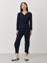 Afbeelding in Gallery-weergave laden, Blauwe Broek in Travelkwaliteit, Trend Pants U2242024 van Jane Lushka Collectie is een mooie lange nette cargo broek met een rechte losse pijp en strikje onderaan de broek voor een subtiele pof. Trend Broek heeft lusjes voor een ceintuur en een rits en knoop om de broek te sluiten en heeft aan een kant een klepzak en is van de bekende travel kwaliteit.