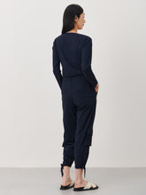 Afbeelding in Gallery-weergave laden, Blauwe Broek in Travelkwaliteit, Trend Pants U2242024 van Jane Lushka Collectie is een mooie lange nette cargo broek met een rechte losse pijp en strikje onderaan de broek voor een subtiele pof. Trend Broek heeft lusjes voor een ceintuur en een rits en knoop om de broek te sluiten en heeft aan een kant een klepzak en is van de bekende travel kwaliteit.