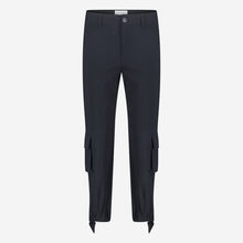 Afbeelding in Gallery-weergave laden, Blauwe Broek in Travelkwaliteit, Trend Pants U2242024 van Jane Lushka Collectie is een mooie lange nette cargo broek met een rechte losse pijp en strikje onderaan de broek voor een subtiele pof. Trend Broek heeft lusjes voor een ceintuur en een rits en knoop om de broek te sluiten en heeft aan een kant een klepzak en is van de bekende travel kwaliteit.
