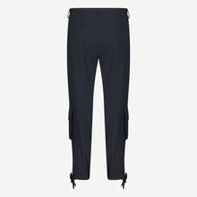 Afbeelding in Gallery-weergave laden, Blauwe Broek in Travelkwaliteit, Trend Pants U2242024 van Jane Lushka Collectie is een mooie lange nette cargo broek met een rechte losse pijp en strikje onderaan de broek voor een subtiele pof. Trend Broek heeft lusjes voor een ceintuur en een rits en knoop om de broek te sluiten en heeft aan een kant een klepzak en is van de bekende travel kwaliteit.