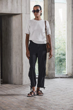 Afbeelding in Gallery-weergave laden, Jane Lushka Trend Pants, Broek in Travelkwaliteit, Trend Pants U2242024 van Jane Lushka Collectie is een mooie lange nette cargo broek met een rechte losse pijp en strikje onderaan de broek voor een subtiele pof. Trend Broek heeft lusjes voor een ceintuur en een rits en knoop om de broek te sluiten en heeft aan een kant een klepzak en is van de bekende travel kwaliteit.