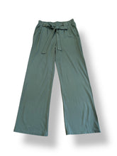Load image into Gallery viewer, Groene Broek van Comfy Pak Kiki van Chastar is een super comfortabel, zacht en stijlvolle broek van zacht tricot, welke gemakkelijk te combineren is en vele mogelijkheden biedt. Natuurlijk als pak kun je hier casual gekleed mee voor de dag komen. Tevens kun je de top en de broek afzonderlijk van elkaar dragen.