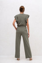 Load image into Gallery viewer, Groene Comfy Pak Kiki van Chastar is een super comfortabel, zacht en stijlvol pak van tricot, welke gemakkelijk te combineren is en vele mogelijkheden biedt. Natuurlijk als pak kun je hier casual gekleed mee voor de dag komen. Tevens kun je de top en de broek afzonderlijk van elkaar dragen.