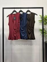 Afbeelding in Gallery-weergave laden, Tricot Top Chantal van Chastar is een top welke gemakkelijk te combineren is. Top heeft een overslag en elastiek aan een kant, waardoor een rimpeleffect ontstaat. Deze top draagt zeer comfortabel en bevat stretch.