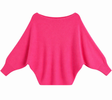 Afbeelding in Gallery-weergave laden, Deze stijlvolle trui is een echte must-have voor elke garderobe. Het model heeft een elegante boothals, waardoor je hem zowel klassiek als speels off shoulder kunt dragen. De vleermuismouwen geven de trui een nonchalante, vrouwelijke uitstraling en zorgen voor een comfortabele, ruimvallende fit.