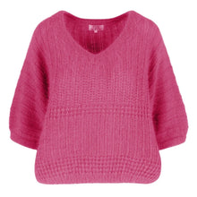 Afbeelding in Gallery-weergave laden, Fuchsia Trui Gloria Pink van Cycleur de Luxe is een prachtige oversized gebreide trui van zacht angora met korte mouwen en een V-hals. Deze luxueuze trui van angorawol, combineert zachtheid en elegantie in een tijdloos ontwerp. De lichte en luchtige textuur van de angora zorgt voor een heerlijke warme en comfortabele pasvorm, terwijl de levendige kleur een stijlvolle en speelse uitstraling geeft. Met zijn subtiele glans en zachte afwerking voelt deze trui als een omhelzing op de huid.
