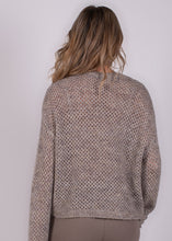 Load image into Gallery viewer, Pullover BUDAPEST van een mix van alpaca en wol met een warme uitstraling, zachte kwaliteit en comfortabele pasvorm. Pullover in de warme kleur taupe en grijs.