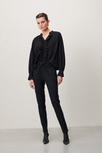 Load image into Gallery viewer, Jane Lushka Broek van Travelkwaliteit, Zwarte Pants Tanja U2231128 is een mooie aansluitende lange broek met striksluiting aan de voorkant en twee zakken op de achterkant. Broek Tanja heeft steekzakken welke gesloten kunnen worden met een rits. Deze broeken lijken qua model op de Pants Annabel.