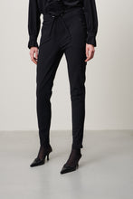 Load image into Gallery viewer, Jane Lushka Broek van Travelkwaliteit, Zwarte Pants Tanja U2231128 is een mooie aansluitende lange broek met striksluiting aan de voorkant en twee zakken op de achterkant. Broek Tanja heeft steekzakken welke gesloten kunnen worden met een rits. Deze broeken lijken qua model op de Pants Annabel.
