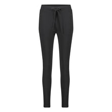 Load image into Gallery viewer, Jane Lushka Broek van Travelkwaliteit, Zwarte Pants Tanja U2231128 is een mooie aansluitende lange broek met striksluiting aan de voorkant en twee zakken op de achterkant. Broek Tanja heeft steekzakken welke gesloten kunnen worden met een rits. Deze broeken lijken qua model op de Pants Annabel.