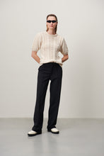 Load image into Gallery viewer, Jane Lushka Broek van Travelkwaliteit, Pants Tamar U223114 is een nette lange broek met rechte pijpen. Broek heeft een knoop en rits om te sluiten, heeft lussen voor een ceintuur en paspel zakken op de achterkant.