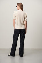 Load image into Gallery viewer, Jane Lushka Broek van Travelkwaliteit, Pants Tamar U223114 is een nette lange broek met rechte pijpen. Broek heeft een knoop en rits om te sluiten, heeft lussen voor een ceintuur en paspel zakken op de achterkant.