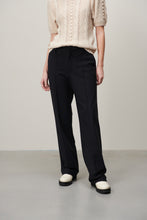 Load image into Gallery viewer, Jane Lushka Broek van Travelkwaliteit, Pants Tamar U223114 is een nette lange broek met rechte pijpen. Broek heeft een knoop en rits om te sluiten, heeft lussen voor een ceintuur en paspel zakken op de achterkant.
