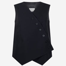 Load image into Gallery viewer, Zwart Gilet, het Oliver Vest is een modern gilet uit de collectie van Jane Luskha, met item referentie U423150. Gilet heeft een schuine overslag als prachtig detail met kleine knoopjes. Het vest is uitgevoerd in de kleur zwart en is van de bekende travel kwaliteit.