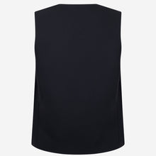 Afbeelding in Gallery-weergave laden, Zwart Gilet, het Oliver Vest is een modern gilet uit de collectie van Jane Luskha, met item referentie U423150. Gilet heeft een schuine overslag als prachtig detail met kleine knoopjes. Het vest is uitgevoerd in de kleur zwart en is van de bekende travel kwaliteit.