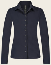 Load image into Gallery viewer, Blauwe blouse Kikkie U7211100LS is een getailleerde blouse uit de basis collectie van Jane Luskha, heeft lange mouwen, donkere knoopjes en een kraag. Deze stijlvolle blouse is ook ontzettend mooi om te dragen onder een pak. De blouse is uitgevoerd in het blauw en is van de bekende travel kwaliteit.