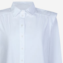 Afbeelding in Gallery-weergave laden, Witte Blouse Hanna is een casual blouse van Jane Luskha, heeft lange mouwen met manchetten, subtiele ruches op de schouders en een kraag. Deze prachtige blouse is ook ontzettend mooi om te dragen op een donkere broek of onder een pak. De blouse is van de bekende travel kwaliteit en is verkrijgbaar in maat S t/m XXL.