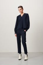 Load image into Gallery viewer, Blouse Liza van Jane Lushka heeft een vrouwelijk silhouet, een V-hals, lange mouwen met knoopjes op de manchetten. Liza blouse is geschikt voor verschillende gelegenheden.