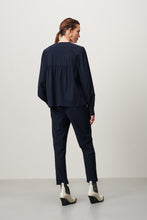 Load image into Gallery viewer, Blouse Liza van Jane Lushka heeft een vrouwelijk silhouet, een V-hals, lange mouwen met knoopjes op de manchetten. Liza blouse is geschikt voor verschillende gelegenheden.