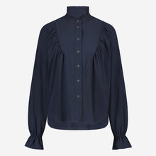 Load image into Gallery viewer, Blauwe Blouse Roberta U723120 van Jane Lushka is een verfijnde elegante blouse. Blouse heeft ruffles aan de voorkant, een hoge kraag, lange mouwen, donkere knoopjes. Deze stijlvolle blouse is ook ontzettend mooi om te dragen onder een pak. De blouse is van de bekende travel kwaliteit en is verkrijgbaar in fuchsia, blauw.