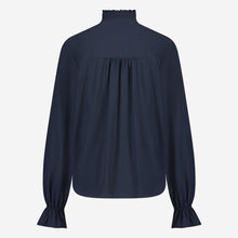 Load image into Gallery viewer, Blauwe Blouse Roberta U723120 van Jane Lushka is een verfijnde elegante blouse. Blouse heeft ruffles aan de voorkant, een hoge kraag, lange mouwen, donkere knoopjes. Deze stijlvolle blouse is ook ontzettend mooi om te dragen onder een pak. De blouse is van de bekende travel kwaliteit en is verkrijgbaar in fuchsia, blauw.