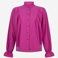 Load image into Gallery viewer, Fuchsia Blouse Roberta U723120 van Jane Lushka is een verfijnde elegante blouse. Blouse heeft ruffles aan de voorkant, een hoge kraag, lange mouwen, donkere knoopjes. Deze stijlvolle blouse is ook ontzettend mooi om te dragen onder een pak. De blouse is van de bekende travel kwaliteit en is verkrijgbaar in fuchsia, blauw.