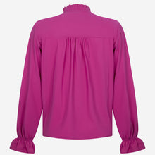 Load image into Gallery viewer, Fuchsia Blouse Roberta van Jane Lushka is een verfijnde elegante blouse. Blouse heeft ruffles aan de voorkant, een hoge kraag, lange mouwen, donkere knoopjes. Deze stijlvolle blouse is ook ontzettend mooi om te dragen onder een pak. De blouse is van de bekende travel kwaliteit en is verkrijgbaar in fuchsia, blauw.