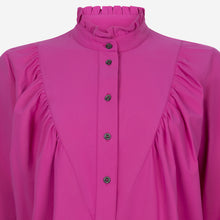Load image into Gallery viewer, Fuchsia Blouse Roberta van Jane Lushka is een verfijnde elegante blouse. Blouse heeft ruffles aan de voorkant, een hoge kraag, lange mouwen, donkere knoopjes. Deze stijlvolle blouse is ook ontzettend mooi om te dragen onder een pak. De blouse is van de bekende travel kwaliteit en is verkrijgbaar in fuchsia, blauw.