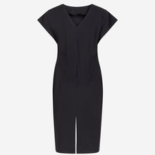 Afbeelding in Gallery-weergave laden, Zwarte Jurk Domina is een klassieke jurk van Jane Luskha, heeft een ronde hals met een V-hals en een split aan de achterkant. Mooi door eenvoud! De jurk is van de bekende travel kwaliteit en verkrijgbaar in maat S t/m XXL.