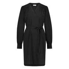 Afbeelding in Gallery-weergave laden, Zwarte Jurk Lizette is een klassieke jurk met lange mouwen van de Jane Luskha Collectie. Jurk heeft een V-hals aan de voorkant en een smal ceintuur van dezelfde stof (geen lussen) om de jurk te strikken en kleine splitjes aan beide zijden onderkant. Mooie jurk door eenvoud en voor vele gelegenheden te dragen. De jurk is uitgevoerd in de kleur zwart en is van de bekende travel kwaliteit.