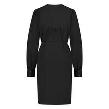 Afbeelding in Gallery-weergave laden, Zwarte Jurk Lizette is een klassieke jurk met lange mouwen van de Jane Luskha Collectie. Jurk heeft een V-hals aan de voorkant en een smal ceintuur van dezelfde stof (geen lussen) om de jurk te strikken en kleine splitjes aan beide zijden onderkant. Mooie jurk door eenvoud en voor vele gelegenheden te dragen. De jurk is uitgevoerd in de kleur zwart en is van de bekende travel kwaliteit.