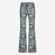 Load image into Gallery viewer, Blauwe Broek met print in travelkwaliteit, Pants Carola UBF22421101 van de Jane Lushka Collectie. Een lange broek met rechte pijpen in een eigentijdse print. Broek heeft een elastieken band in de middel met strikceintuur, geen zakken op de achterkant.