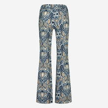 Load image into Gallery viewer, Blauwe Broek met print in travelkwaliteit, Pants Carola UBF22421101 van de Jane Lushka Collectie. Een lange broek met rechte pijpen in een eigentijdse print. Broek heeft een elastieken band in de middel met strikceintuur, geen zakken op de achterkant.