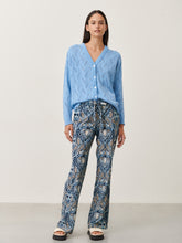 Load image into Gallery viewer, Blauwe Broek met print in travelkwaliteit, Pants Carola UBF22421101 van de Jane Lushka Collectie. Een lange broek met rechte pijpen in een eigentijdse print. Broek heeft een elastieken band in de middel met strikceintuur, geen zakken op de achterkant.