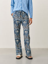 Load image into Gallery viewer, Blauwe Broek met print in travelkwaliteit, Pants Carola UBF22421101 van de Jane Lushka Collectie. Een lange broek met rechte pijpen in een eigentijdse print. Broek heeft een elastieken band in de middel met strikceintuur, geen zakken op de achterkant.