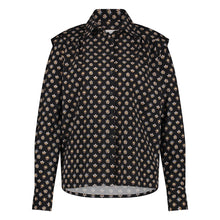 Afbeelding in Gallery-weergave laden, Blouse Hanna is een zwarte blouse met mooi bloemmotief, uit de collectie van Jane Lushka. Hanna blouse heeft plooitjes, lange mouwen met manchetten en dubbele knoopjes, subtiele ruches op de schouders en een klassieke kraag. Deze prachtige blouse is ook ontzettend mooi om te dragen op een donkere broek, onder een pak, gilet of vest. De blouse is van de bekende travel kwaliteit en is verkrijgbaar in verschillende maten.
