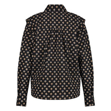 Afbeelding in Gallery-weergave laden, Blouse Hanna is een zwarte blouse met mooi bloemmotief, uit de collectie van Jane Lushka. Hanna blouse heeft plooitjes, lange mouwen met manchetten en dubbele knoopjes, subtiele ruches op de schouders en een klassieke kraag. Deze prachtige blouse is ook ontzettend mooi om te dragen op een donkere broek, onder een pak, gilet of vest. De blouse is van de bekende travel kwaliteit en is verkrijgbaar in verschillende maten.