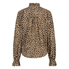 Load image into Gallery viewer, Jane Lushka Blouse Roberta is een verfijnde elegante maar een beetje speels blouse door de panterprint uit de collectie van Jane Lushka. Blouse heeft ruffles aan de voorkant, een hoge kraag, lange mouwen met elastiek en ruffles en heeft bruine knoopjes. Deze stijlvolle blouse is gewaagd en voor de zelfbewuste vrouw.