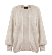 Afbeelding in Gallery-weergave laden, Ecru Vest Luxe Raha is een heerlijk zacht grof gebreid vest met een rib gebreide boord aan de onderkant en onder aan de mouwen. Het vest heeft lange mouwen met strakke manchetten. Vest Luxe Raha is verkrijgbaar in één maat, geschikt voor maat S t/m L, in verschillende kleuren: Ecru, Camel, Donkerblauw, Lichtroze.