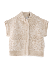 Afbeelding in Gallery-weergave laden, Veelzijdig Vest Belgium in de kleur Oatmeal Cream met bouclé is een trendy en prachtig exemplaar. Vest/gilet is ongeveer 65cm lengte (maat L/XL), is zowel binnen als buitenshuis te dragen. En is in combinatiematen te bestellen.