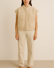 Afbeelding in Gallery-weergave laden, Vest Bouclé Belgium in de kleur Oatmeal Cream is een trendy en prachtig exemplaar van de Moment in May Collectie. Vest/gilet is ongeveer 65cm lengte (maat L/XL), is zowel binnen als buitenshuis te dragen. En is in combinatiematen te bestellen.