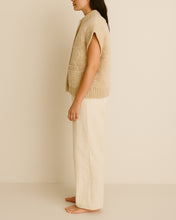 Afbeelding in Gallery-weergave laden, Vest Bouclé Belgium in de kleur Oatmeal Cream is een trendy en prachtig exemplaar van de Moment in May Collectie. Vest/gilet is ongeveer 65cm lengte (maat L/XL), is zowel binnen als buitenshuis te dragen. En is in combinatiematen te bestellen.