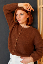 Afbeelding in Gallery-weergave laden, Bruin Vest Grande Chic in de kleur noisette (2979). Vest met ronde hals, lange mouwen en knoopjes. Super Zacht Vest en Trui ineen, nu al een bestseller!