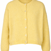 Afbeelding in Gallery-weergave laden, Geel Vest Grande Chic in de kleur yellow (2989). Vest met ronde hals, lange mouwen en knoopjes. Super Zacht Vest en Trui ineen, nu al een bestseller!