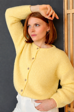 Afbeelding in Gallery-weergave laden, Geel Vest Grande Chic in de kleur yellow (2989). Vest met ronde hals, lange mouwen en knoopjes. Super Zacht Vest en Trui ineen, nu al een bestseller!