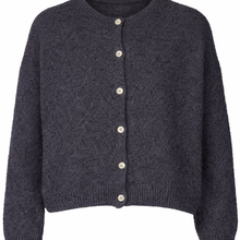 Afbeelding in Gallery-weergave laden, Grijs Vest Grande Chic in de kleur anthracite (2991). Vest met ronde hals, lange mouwen en knoopjes. Super Zacht Vest en Trui ineen, nu al een bestseller!