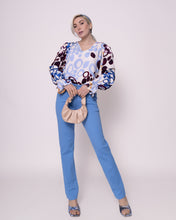 Load image into Gallery viewer, Blauwe Blouse Print met V-hals van de Soft Collectie Chastar. Viscose Blouse Circle Blue is een frisse en moderne top met cirkels van een zachte stof. De blouse heeft smok schouders, elastiek in de mouwen en is verkrijgbaar in combinatiematen.