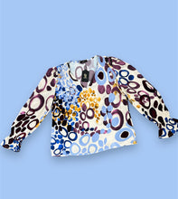 Load image into Gallery viewer, Blauwe Blouse Print met V-hals van de Soft Collectie Chastar. Viscose Blouse Circle Blue is een frisse en moderne top met cirkels van een zachte stof. De blouse heeft smok schouders, elastiek in de mouwen en is verkrijgbaar in combinatiematen.